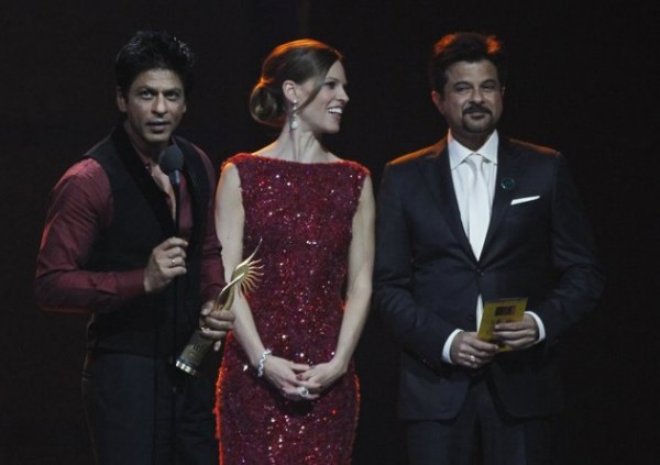 Shah Rukh giving speech after receiving award from Anil Kapoor and Hillary Swank